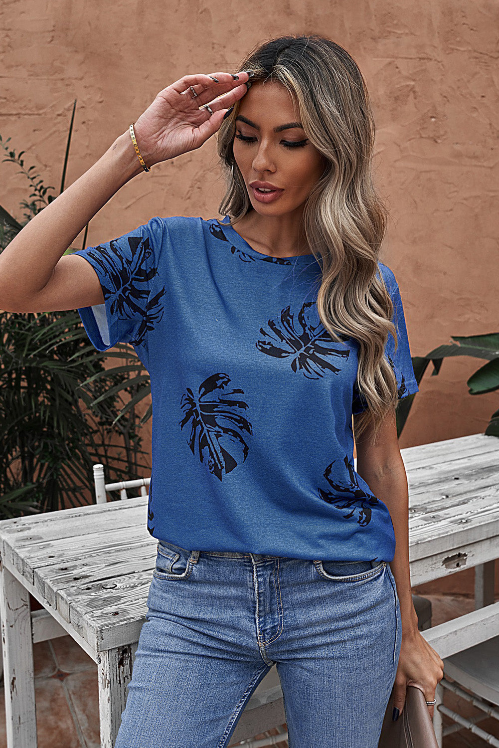Siva majica s printom tropskih biljaka s okruglim izrezom