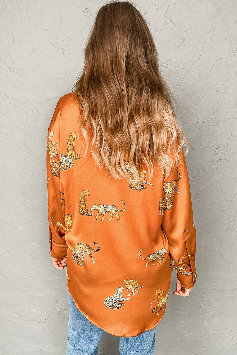 Camicia in raso con bottoni e stampa animalier ghepardo arancione ruggine