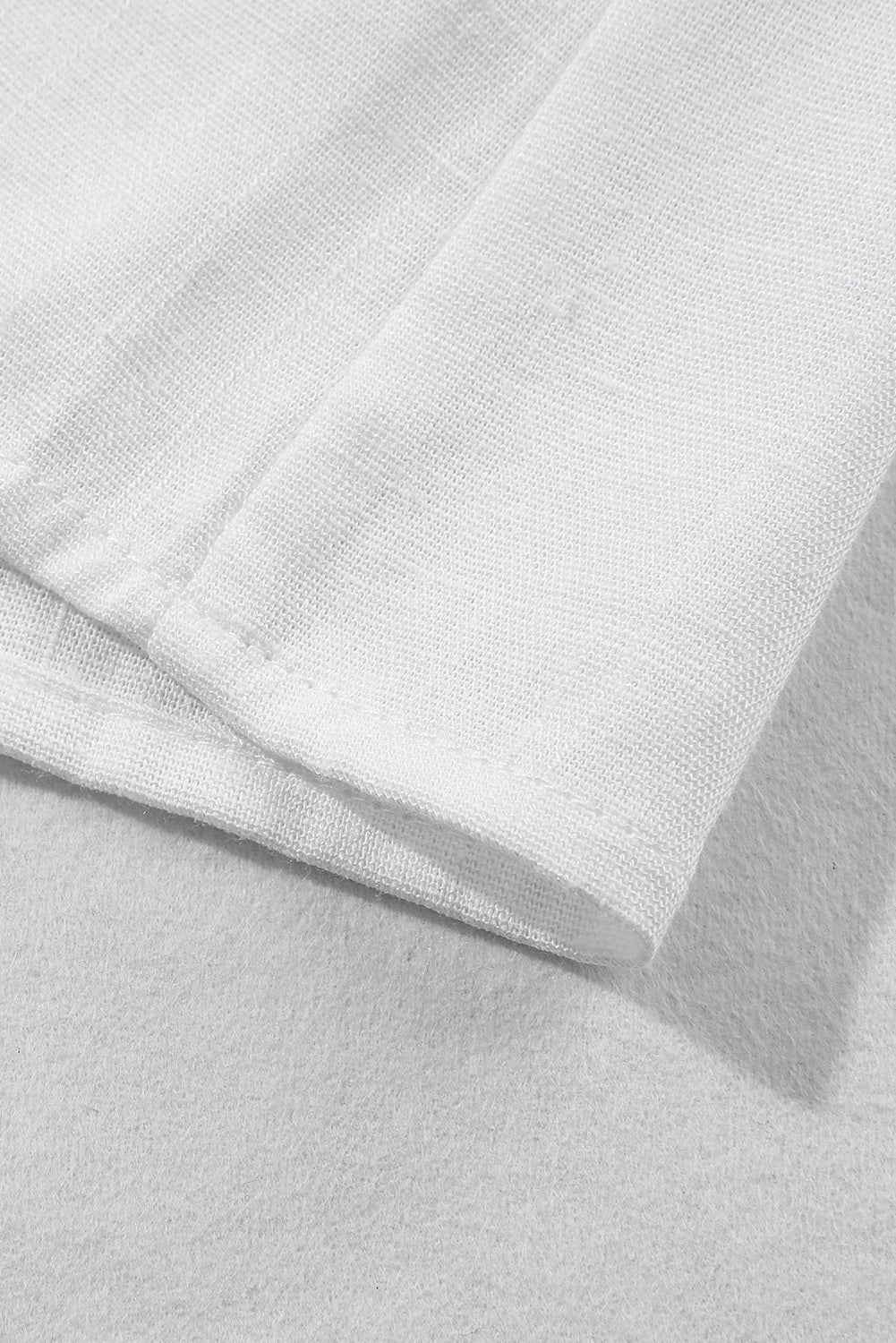Weißes Hemd mit V-Ausschnitt und geknöpften Quasten und Glockenärmeln
