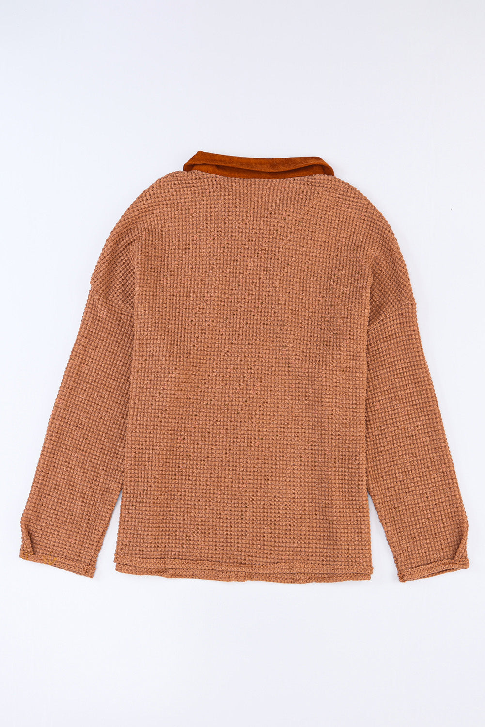 Haut à manches longues marron en tricot gaufré avec boutons et bordure contrastée