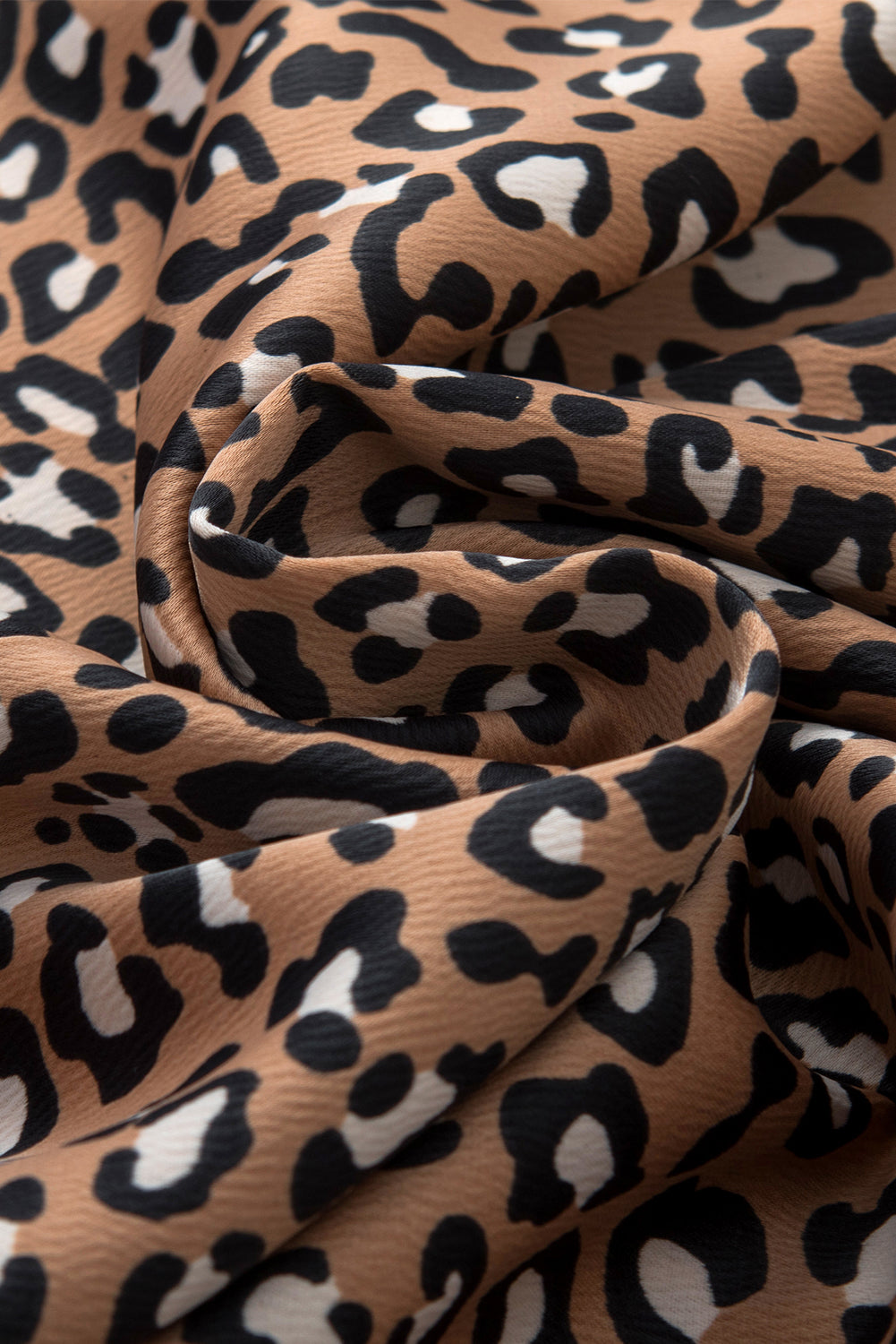 Kastanienbraune Bluse mit Leopardenmuster und Rüschen und weiten Ärmeln