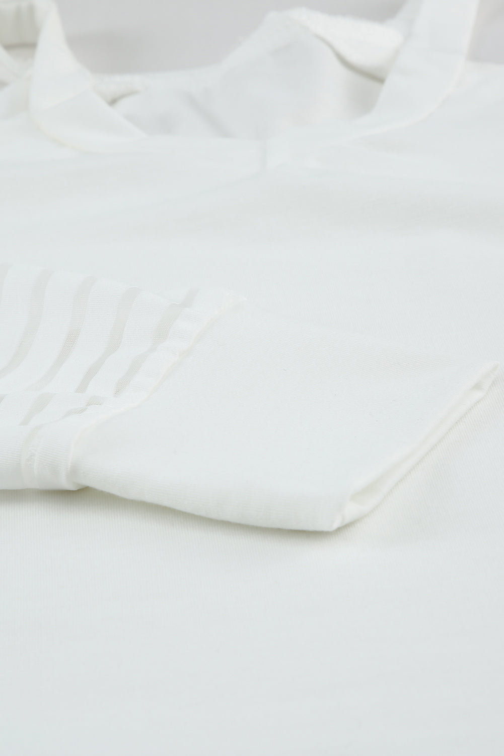 T-shirt a maniche lunghe con spalle scoperte ritagliate a righe in rete