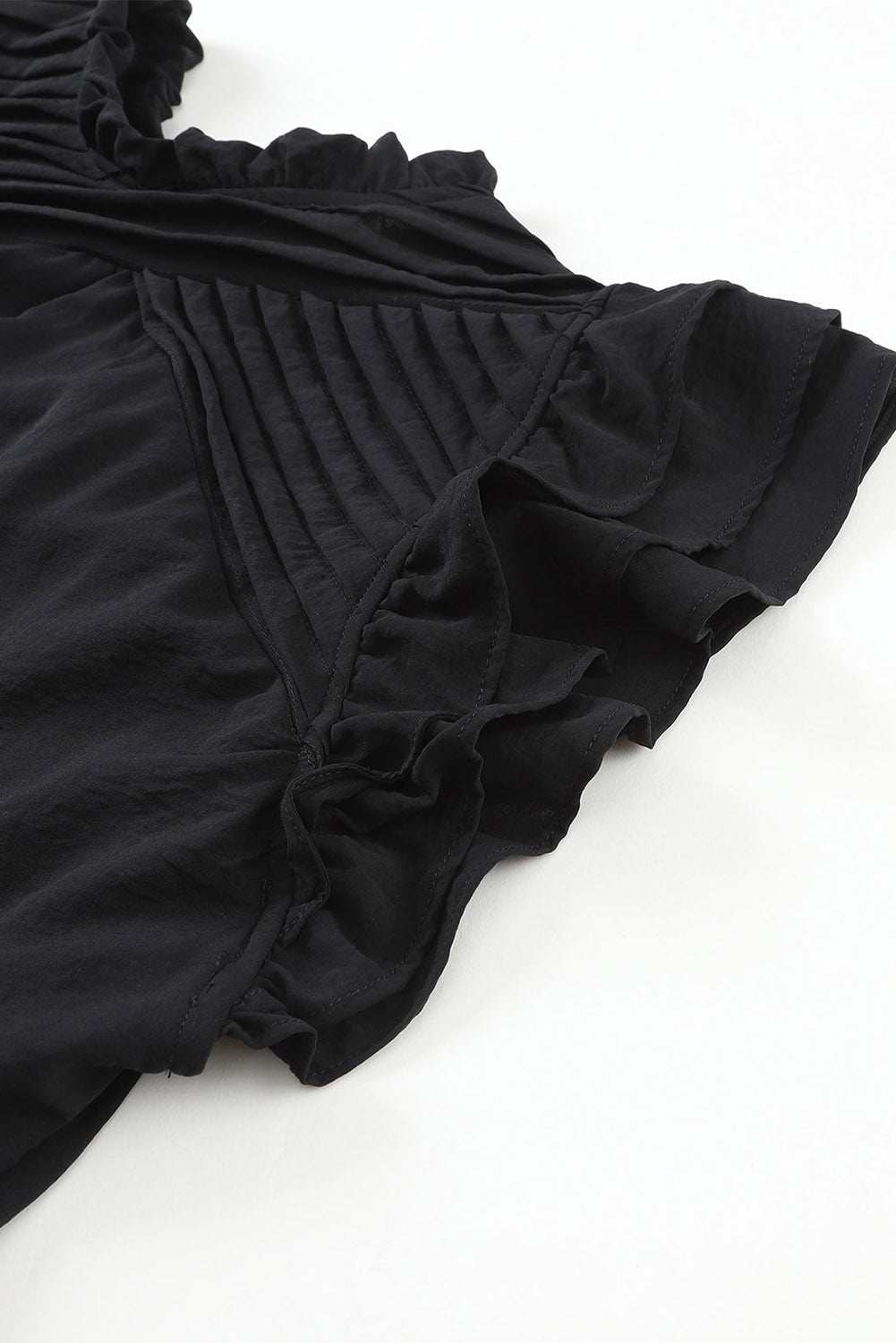 Črna večplastna naborana mini obleka s plapolastimi rokavi in ​​naborki