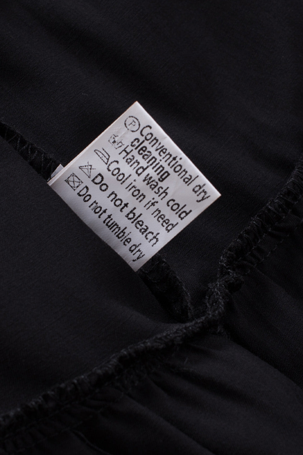 Schwarzes, einfarbiges Boho-Minikleid mit gerafften Rüschen