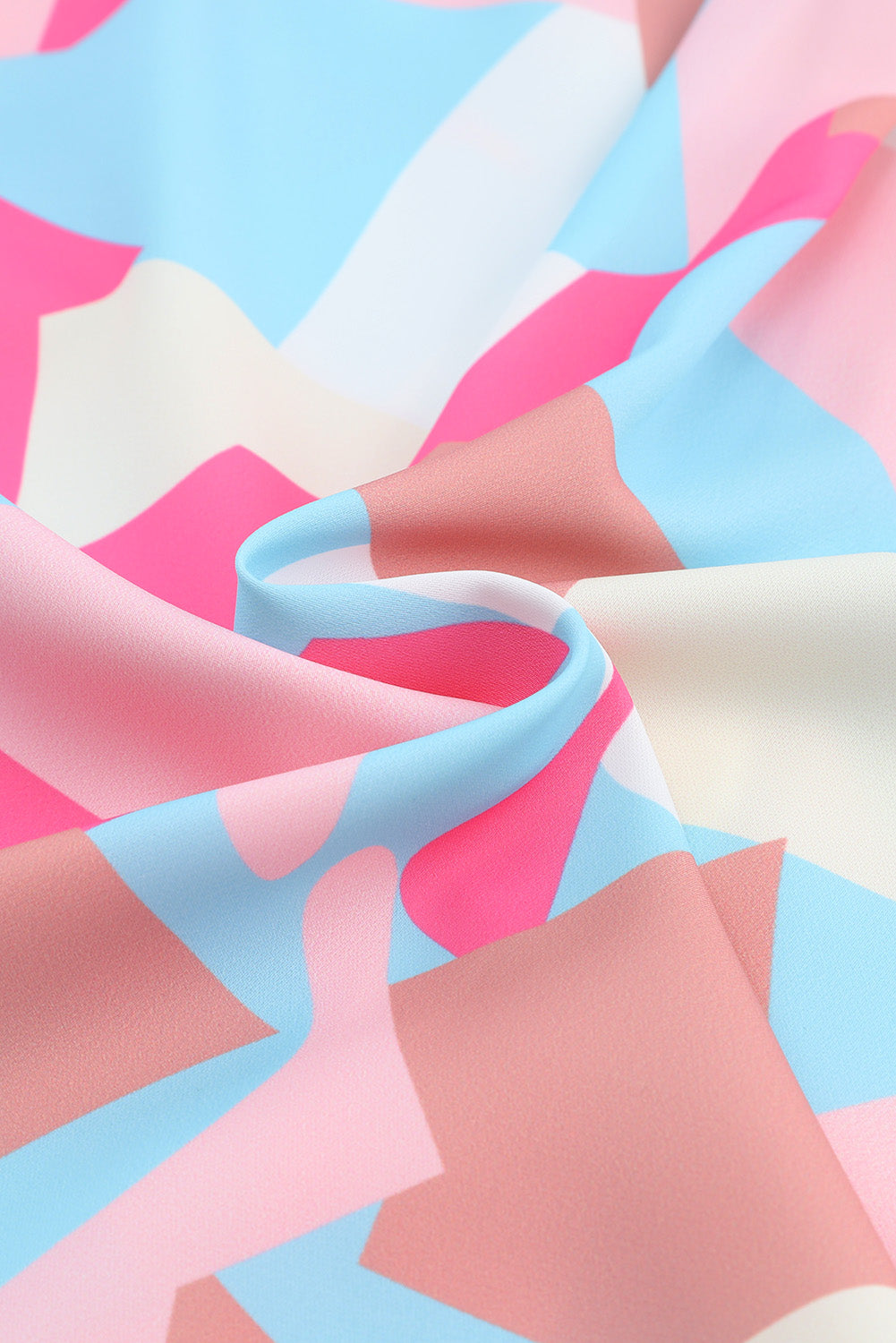 Camicia con maniche con linguetta arrotolata stampata a blocchi geometrici rosa