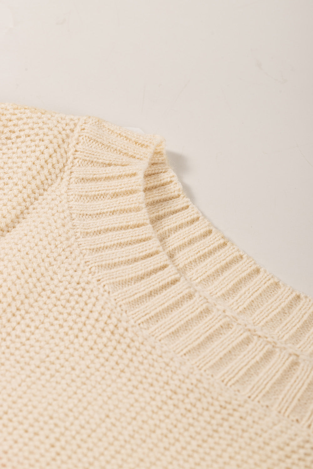 Pleteni džemper sa spuštenim ramenima i okruglim izrezom u smeđim prugama
