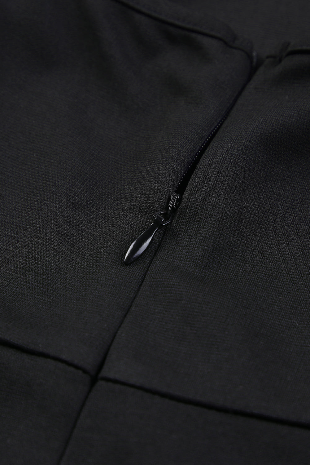 Robe midi moulante noire à bretelles en strass et bordure en plumes avec fente