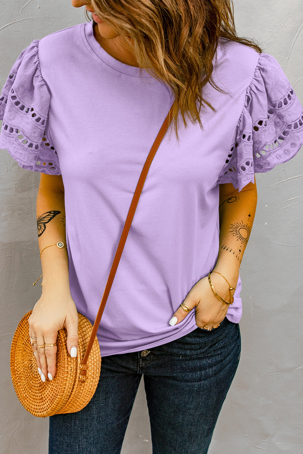 Vijolična majica s kratkimi rokavi z izdolbenimi rokavi