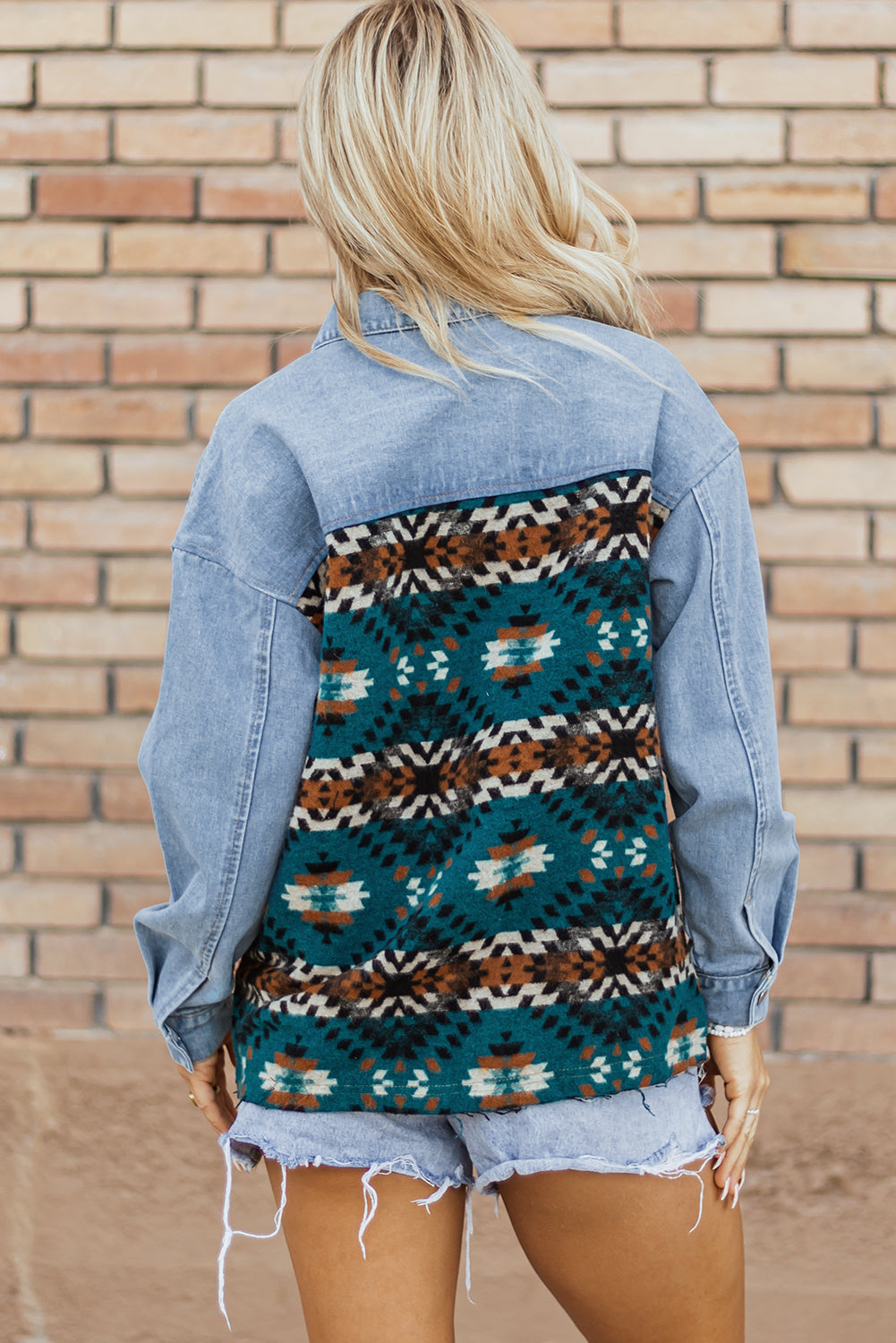 Blaue Jeansjacke mit Azteken-Print