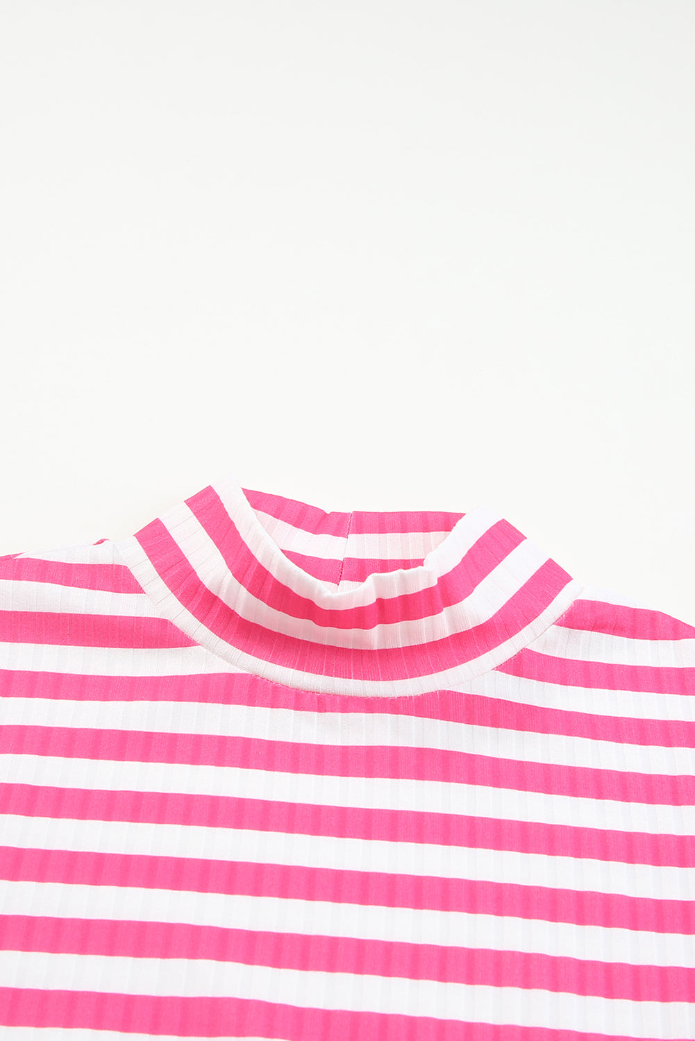 Strukturiertes Strick-Langarm-T-Shirt mit erdbeerrosa gestreiftem Print