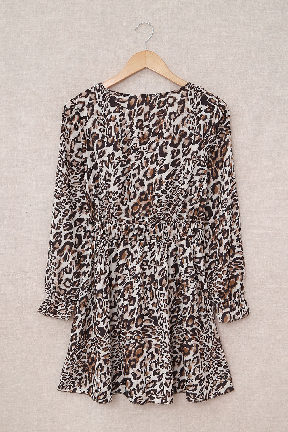 Mini haljina s V izrezom i dugim rukavima s leopardovim volanima