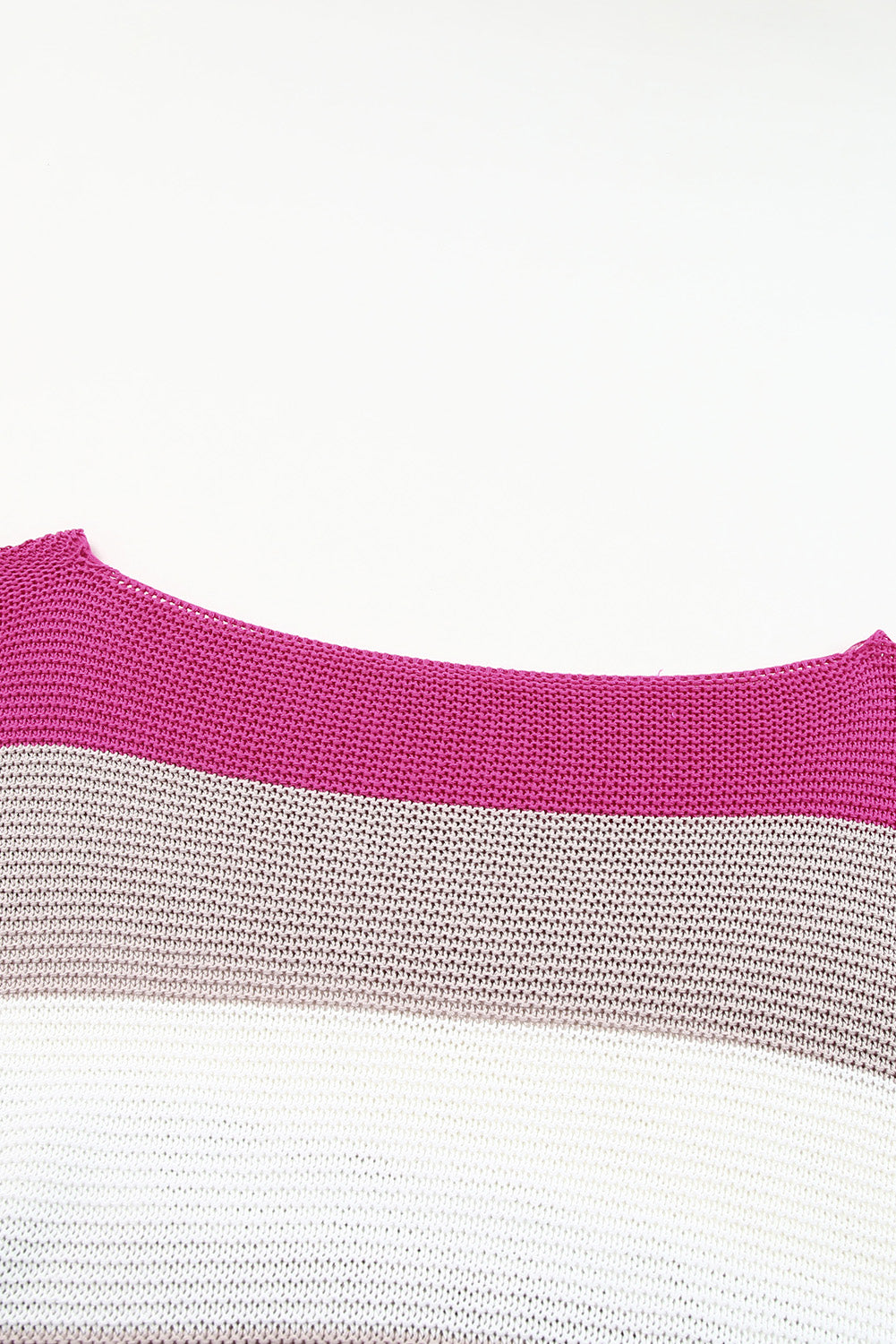 Strickpullover mit halben Ärmeln und rosafarbenen Kontraststreifen