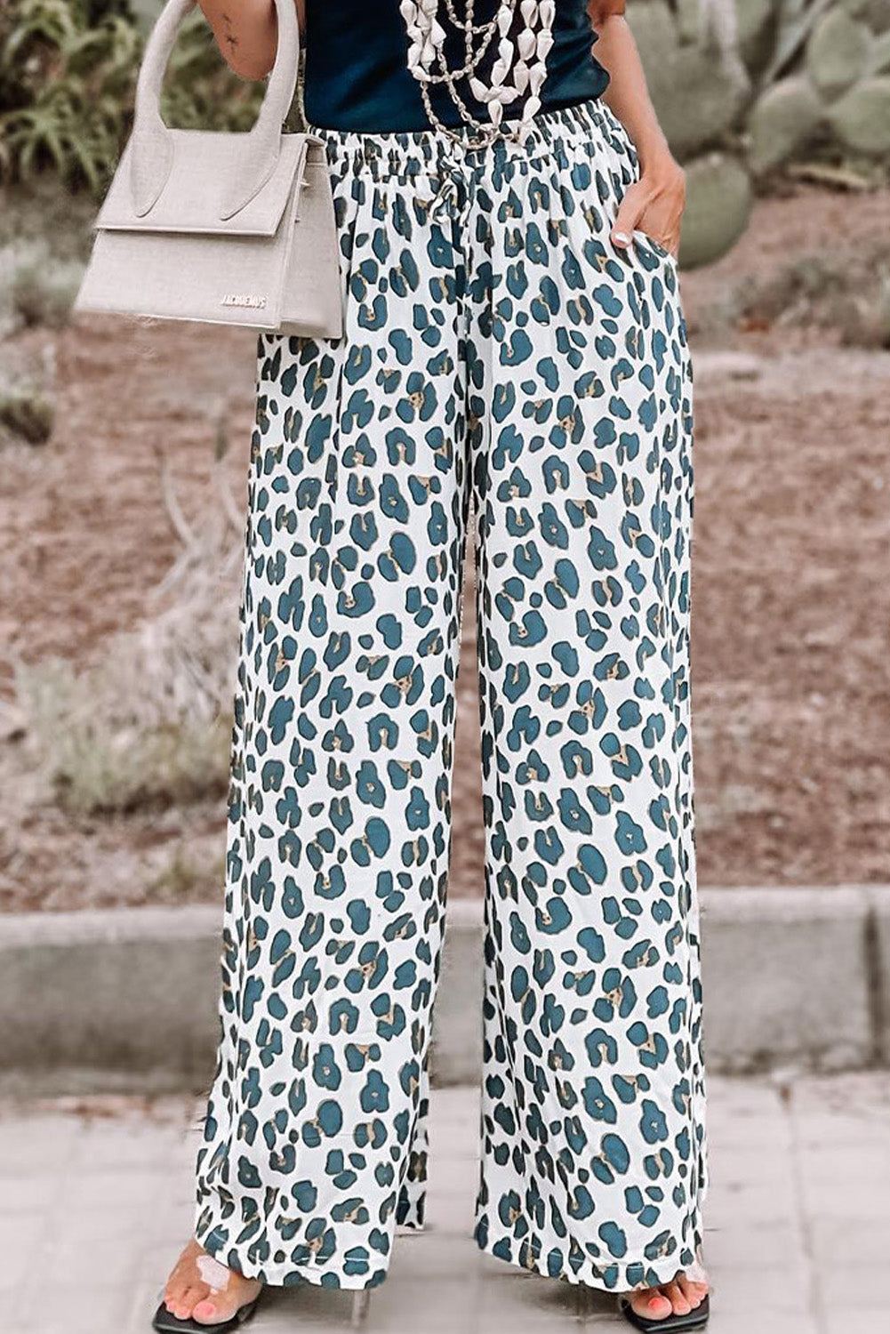 Pantalon large blanc à poches et imprimé léopard