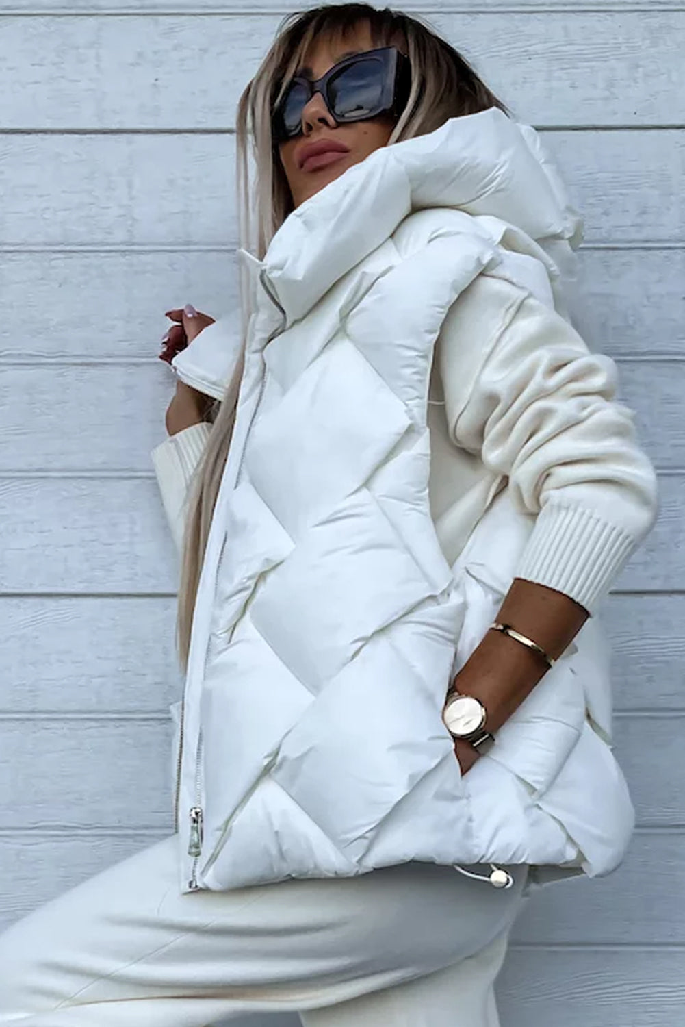 Manteau gilet matelassé blanc à capuche et fermeture éclair sur le devant