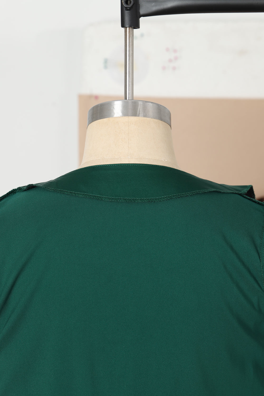 Črnkasto zelena satenasta bluza z vozli z V izrezom