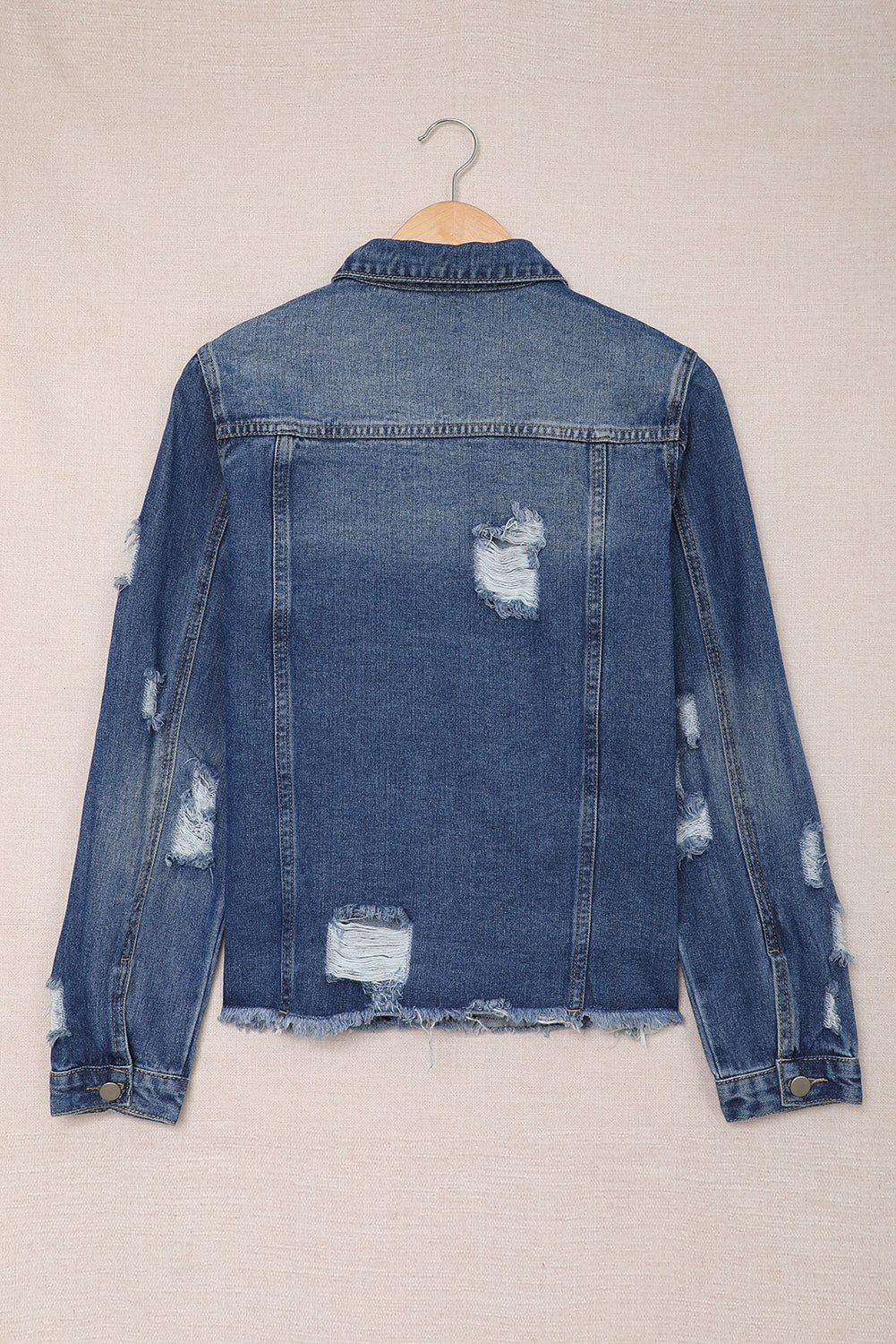 Himmelblaue Jeansjacke mit Distressed-Revers und unversäubertem Saum und Knöpfen