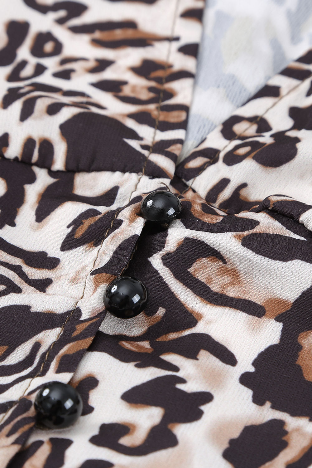 Mini obleka z v-izrezom in tuniko z dolgimi rokavi v obliki leoparda