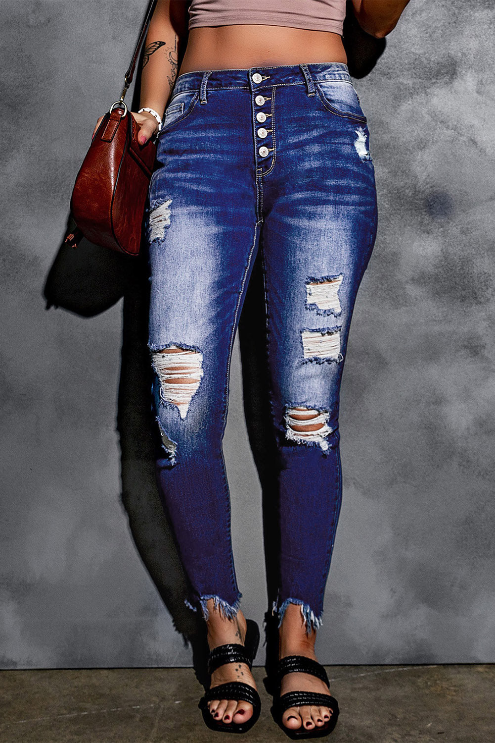 Blaue Skinny-Jeans mit hohem Bund und Knopfleiste vorne und ausgefransten Knöcheln