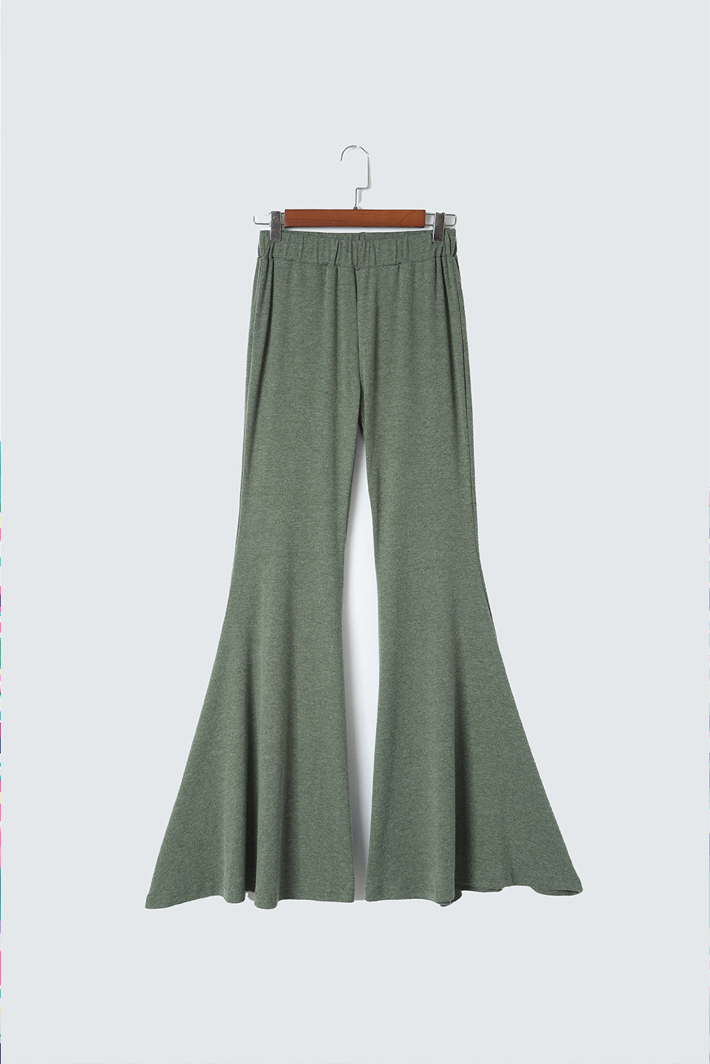 Pantaloni verdi a vita alta e svasati