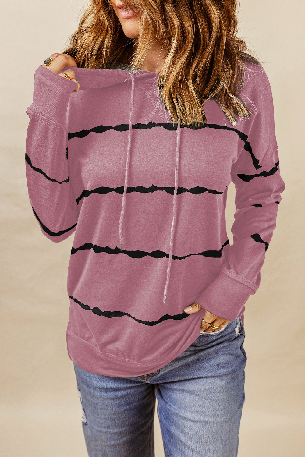 Rožnat črtast pulover s kapuco in vrvicami s kapuco s stranskimi razcepi