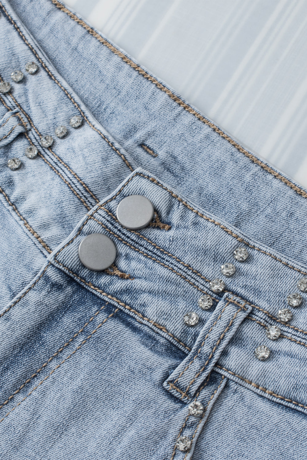 Himmelblaue, mit Diamanten besetzte Denim-Shorts in Vintage-Waschung