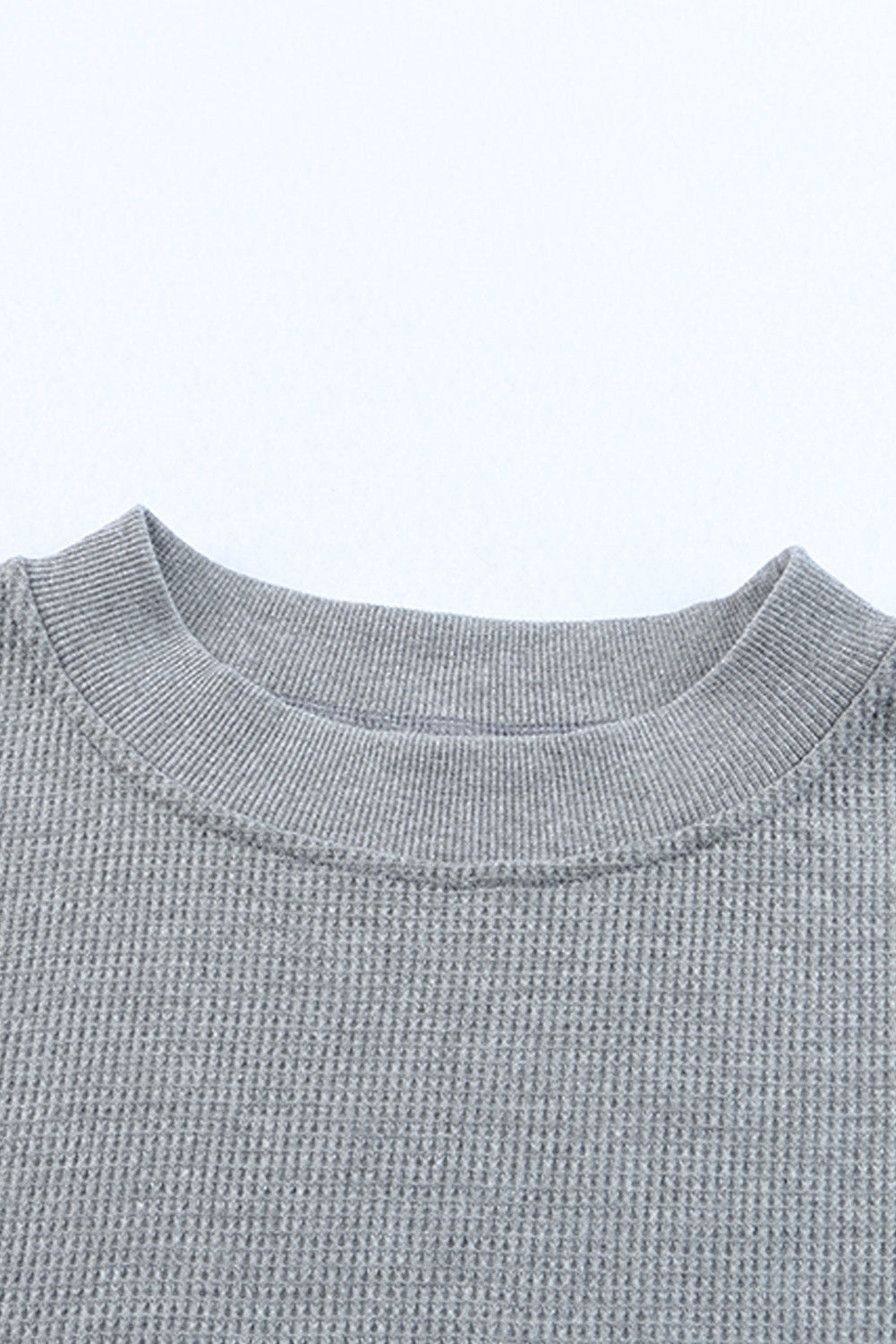 Haut gris en tricot gaufré à bordure côtelée et col rond