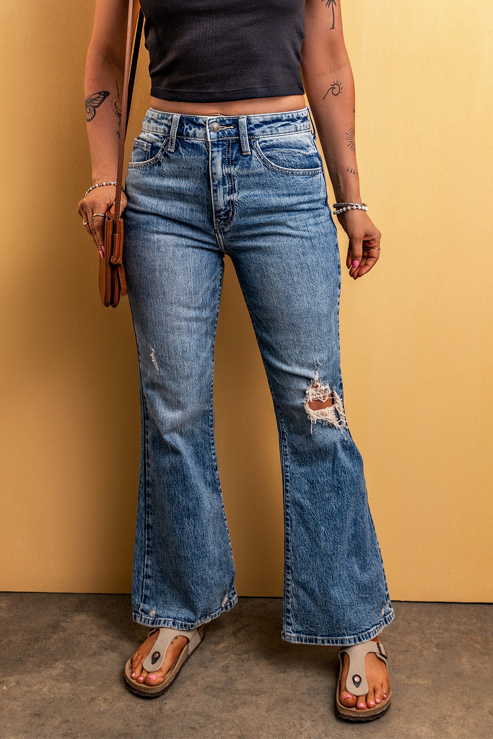 Hellblaue Distressed-Jeans mit ausgestelltem Bein