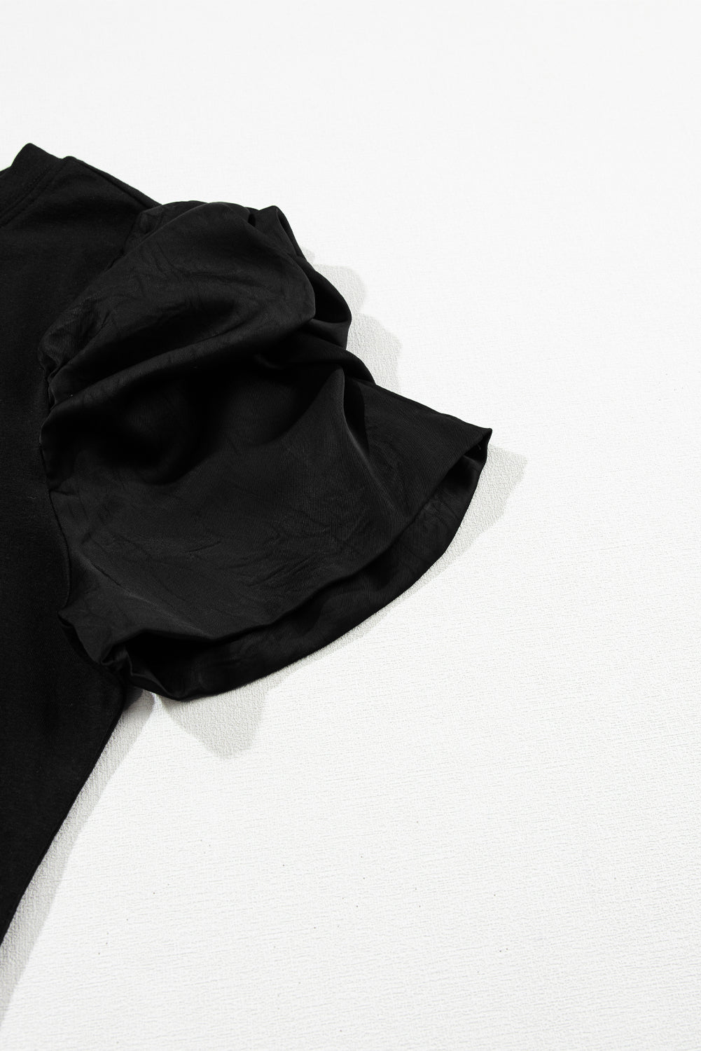 Schwarzes, gerüschtes T-Shirt mit Rundhalsausschnitt und Puffärmeln