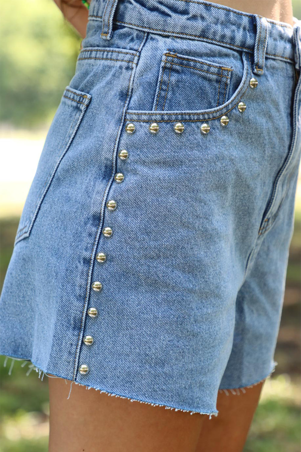 Himmelblaue Jeansshorts mit hoher Taille und Nietenverzierung