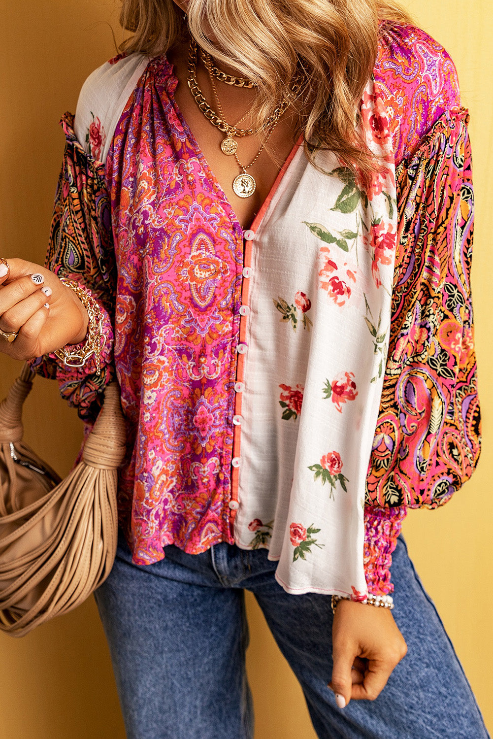 Mehrfarbige, florale Patchwork-Bluse mit gerafften Manschetten und Knöpfen und V-Ausschnitt