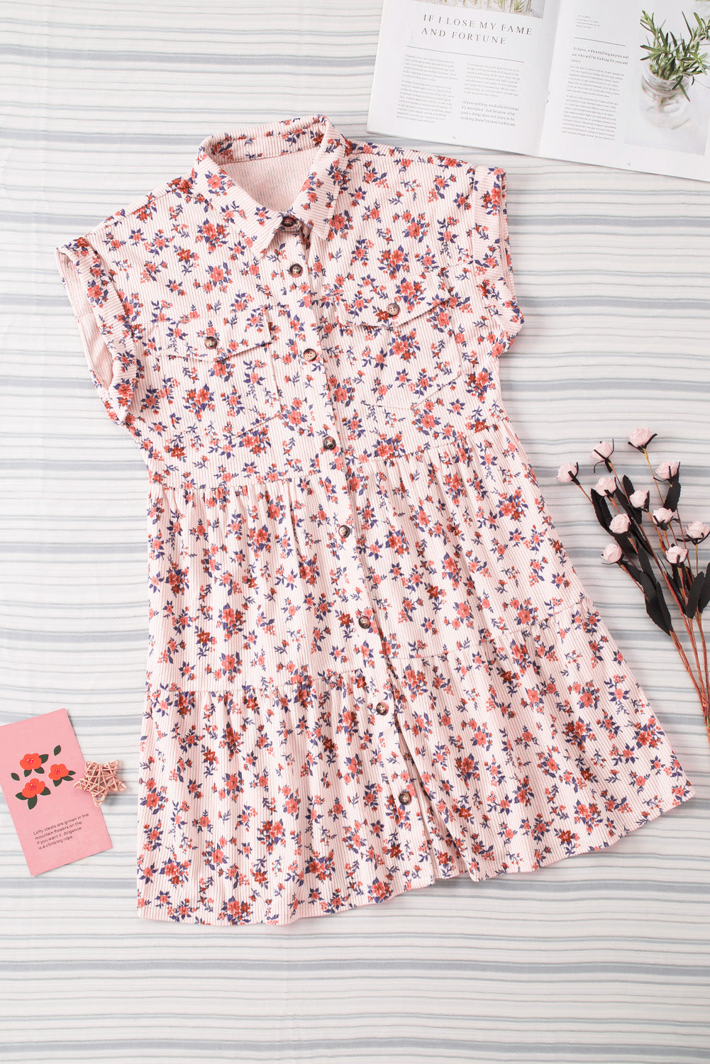 Rožnata srajčna obleka s cvetličnim vzorcem in kratkimi rokavi