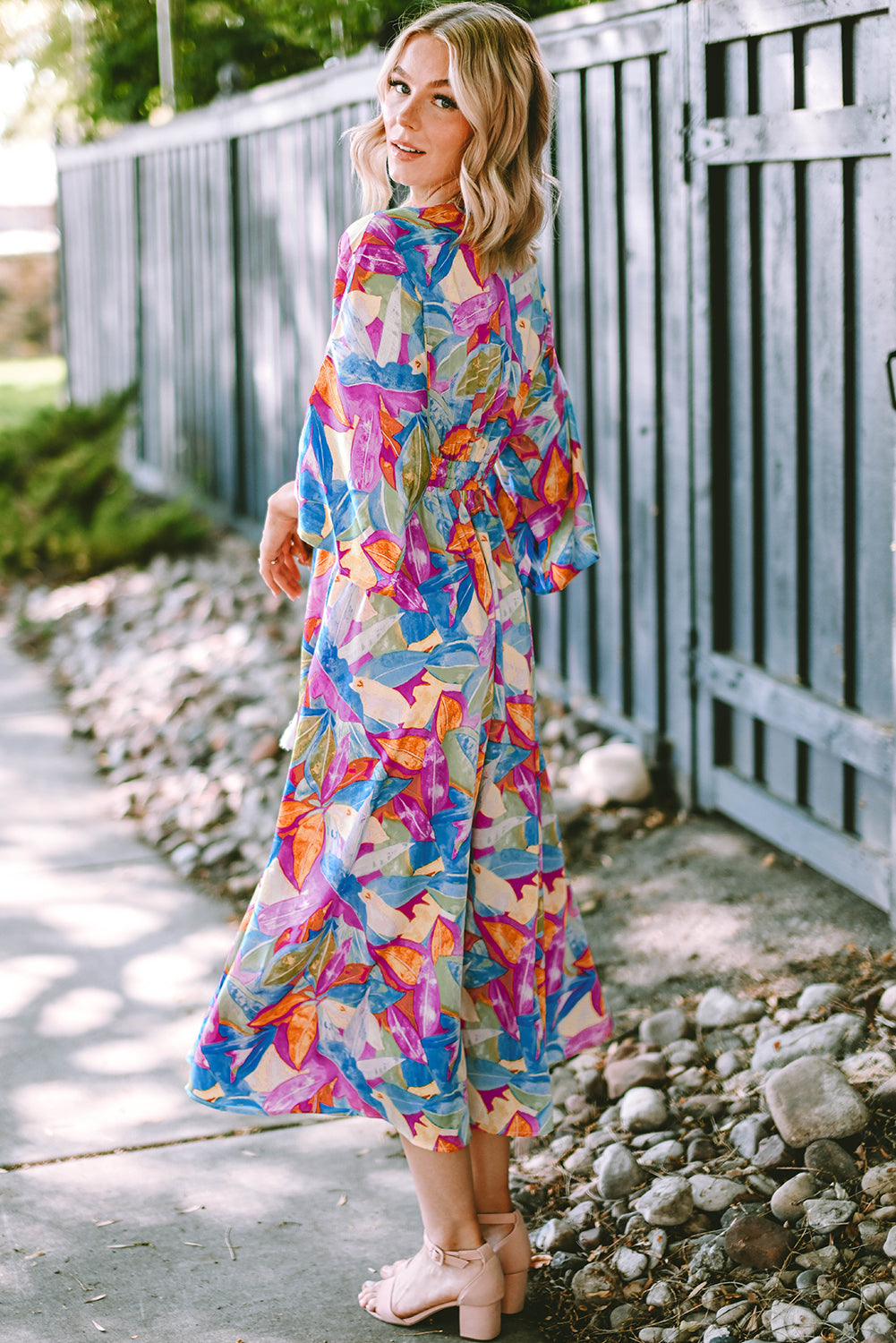 Višebojna haljina visokog struka s V izrezom s apstraktnim printom