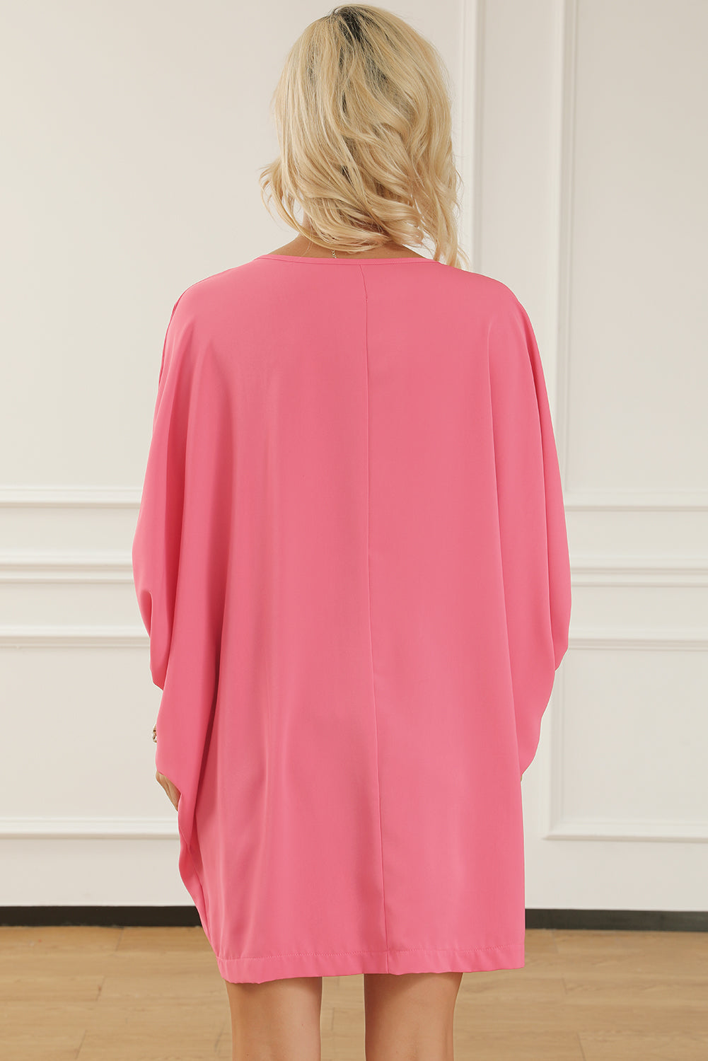 Jagodasto ružičasta kratka haljina s dolman rukavima s V izrezom