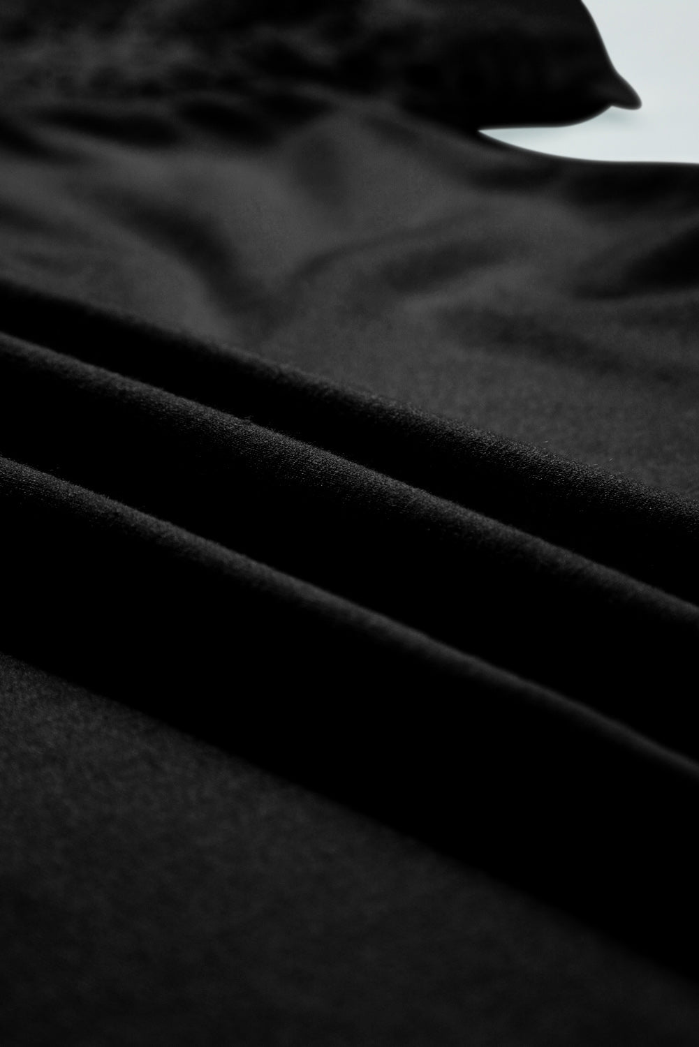 T-shirt con maniche raglan in pizzo a contrasto con cuciture nere