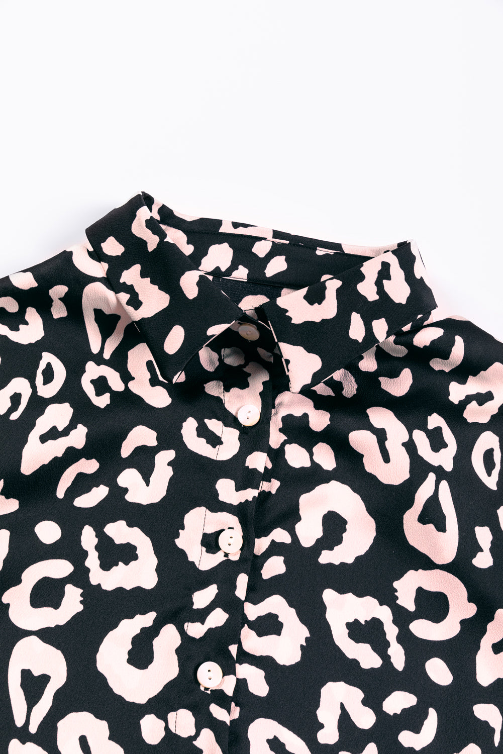 Chemise noire à manches longues boutonnée à imprimé léopard