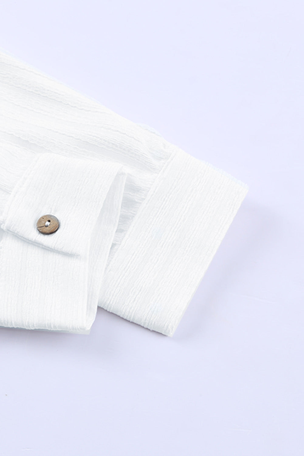 Robe chemise blanche à rayures et boutons froissés sur le devant