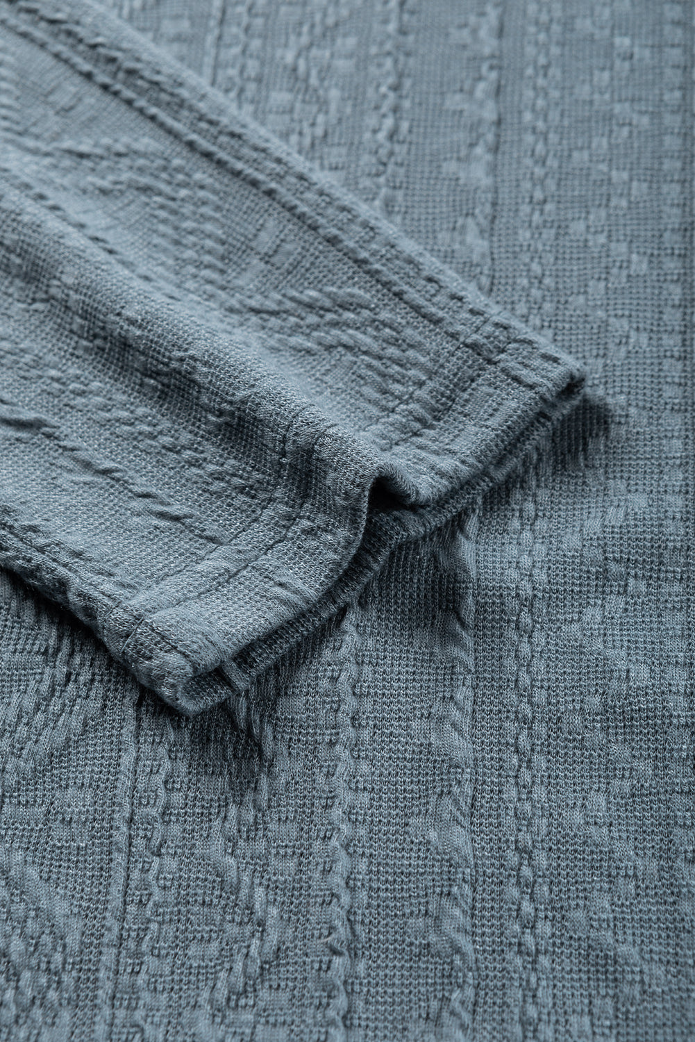 Ashleigh - Haut à manches longues bleu texturé à décor boutonné