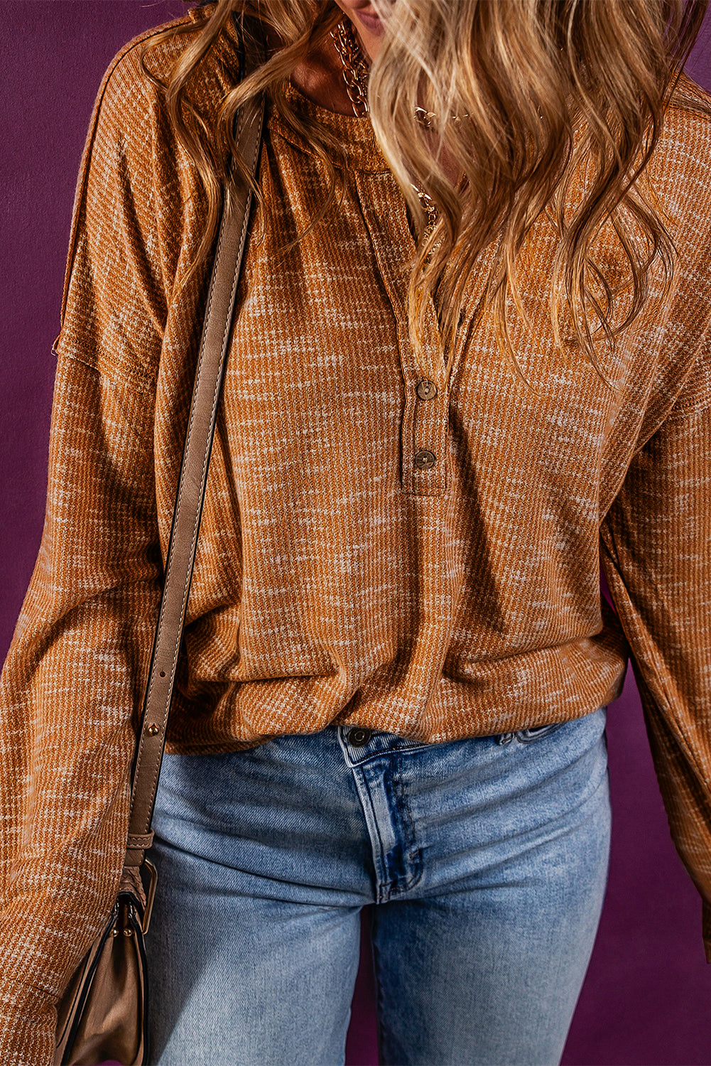 Pletena majica s dugim rukavima i dugim rukavima spuštenih ramena u boji senfa