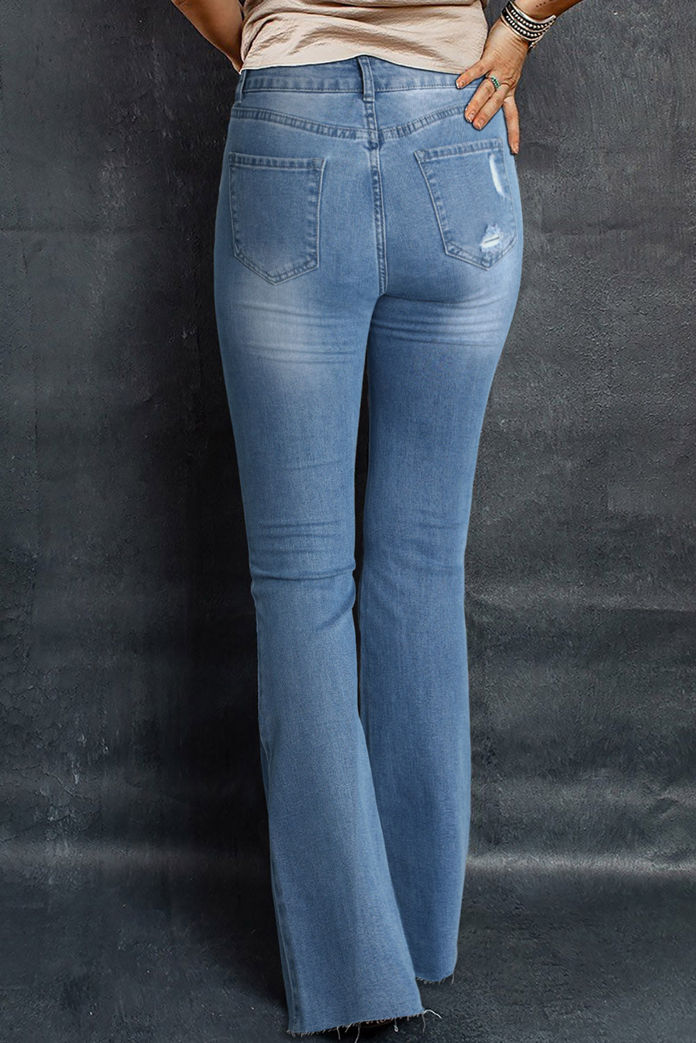 Jeans svasati a vita media con lavaggio scuro blu cielo