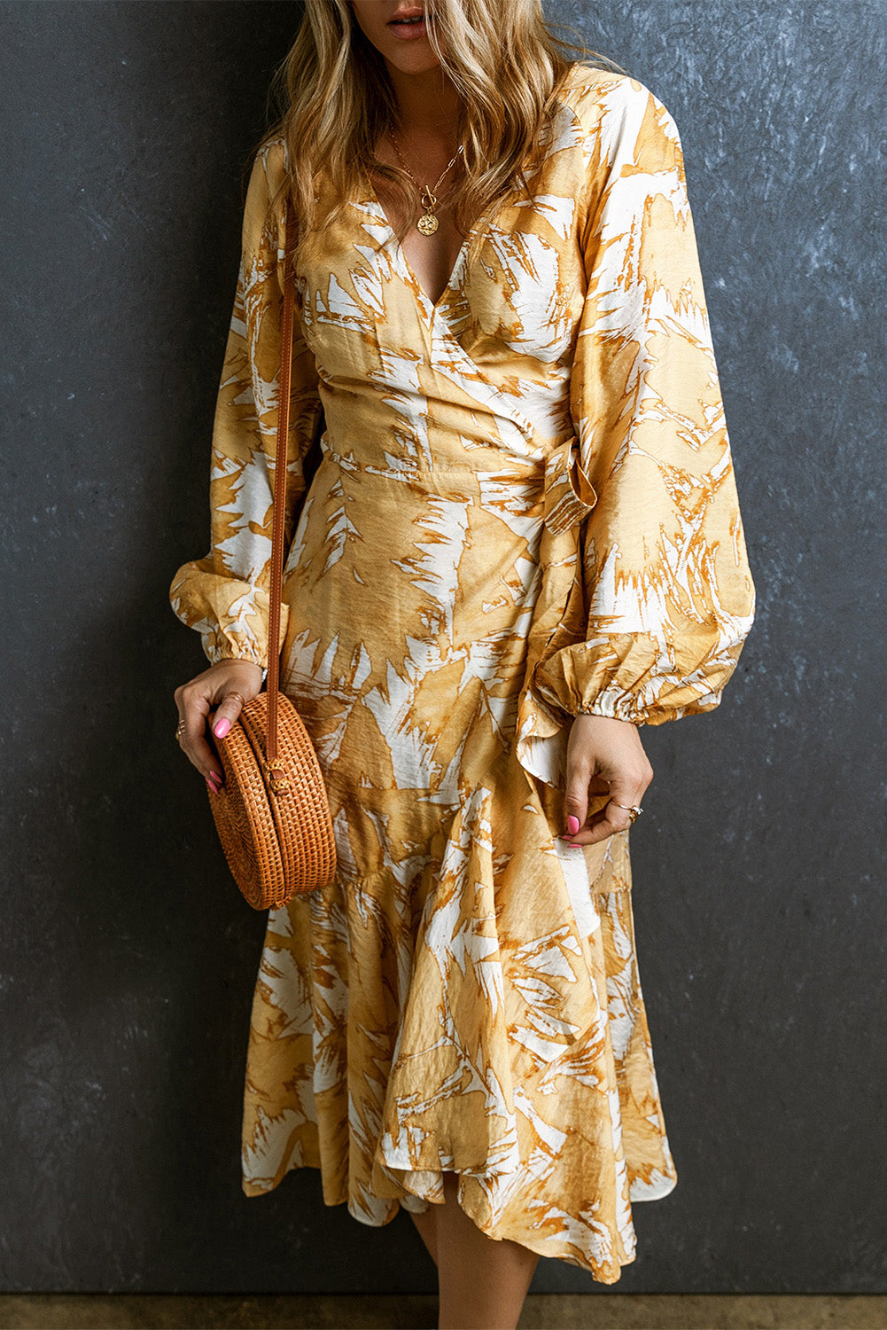 Rumena obleka s cvetličnimi rokavi in ​​mehurčki na vezalke z v-izrezom