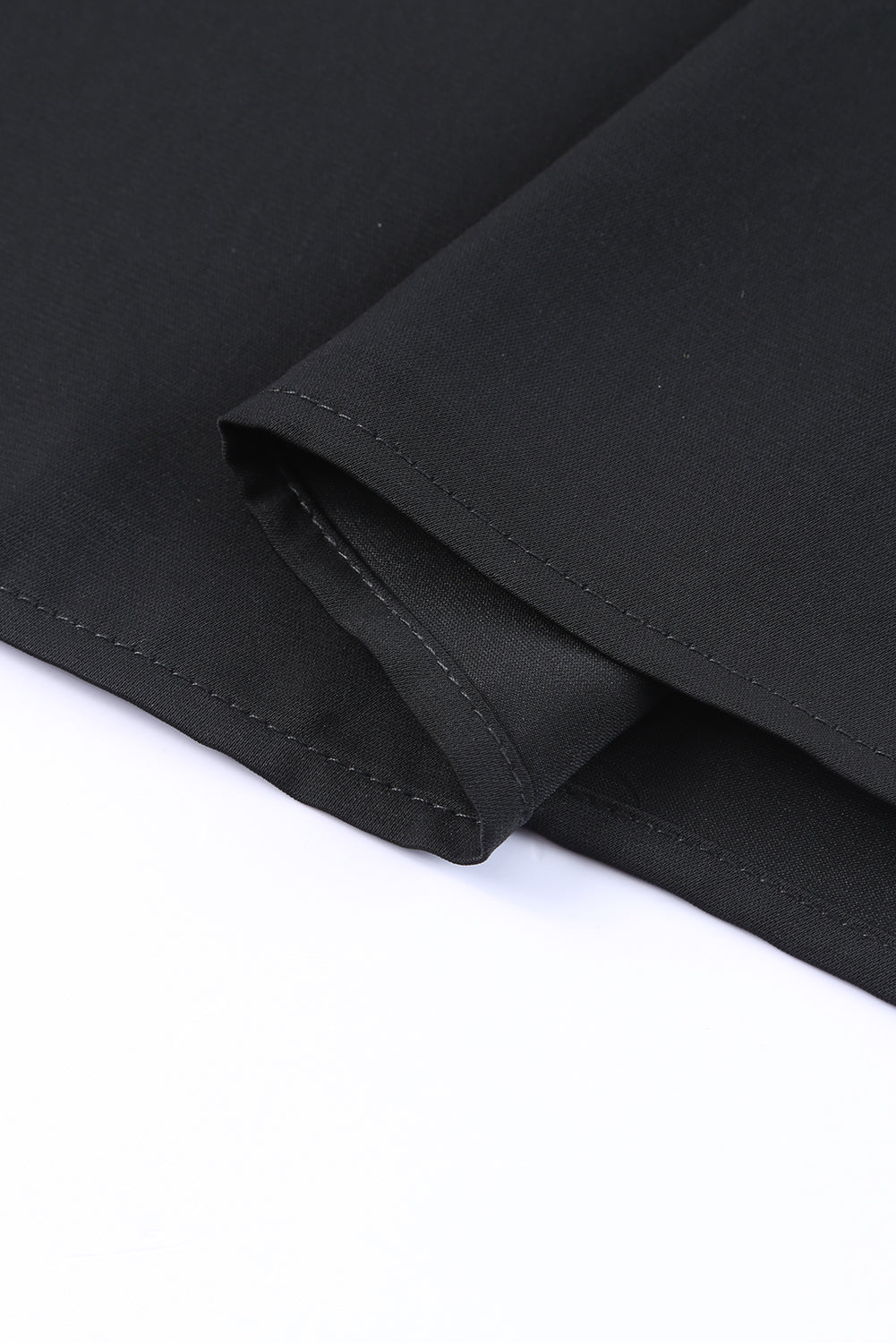 Crna bluza kratkih rukava s izvezenim geometrijskim cvjetićima