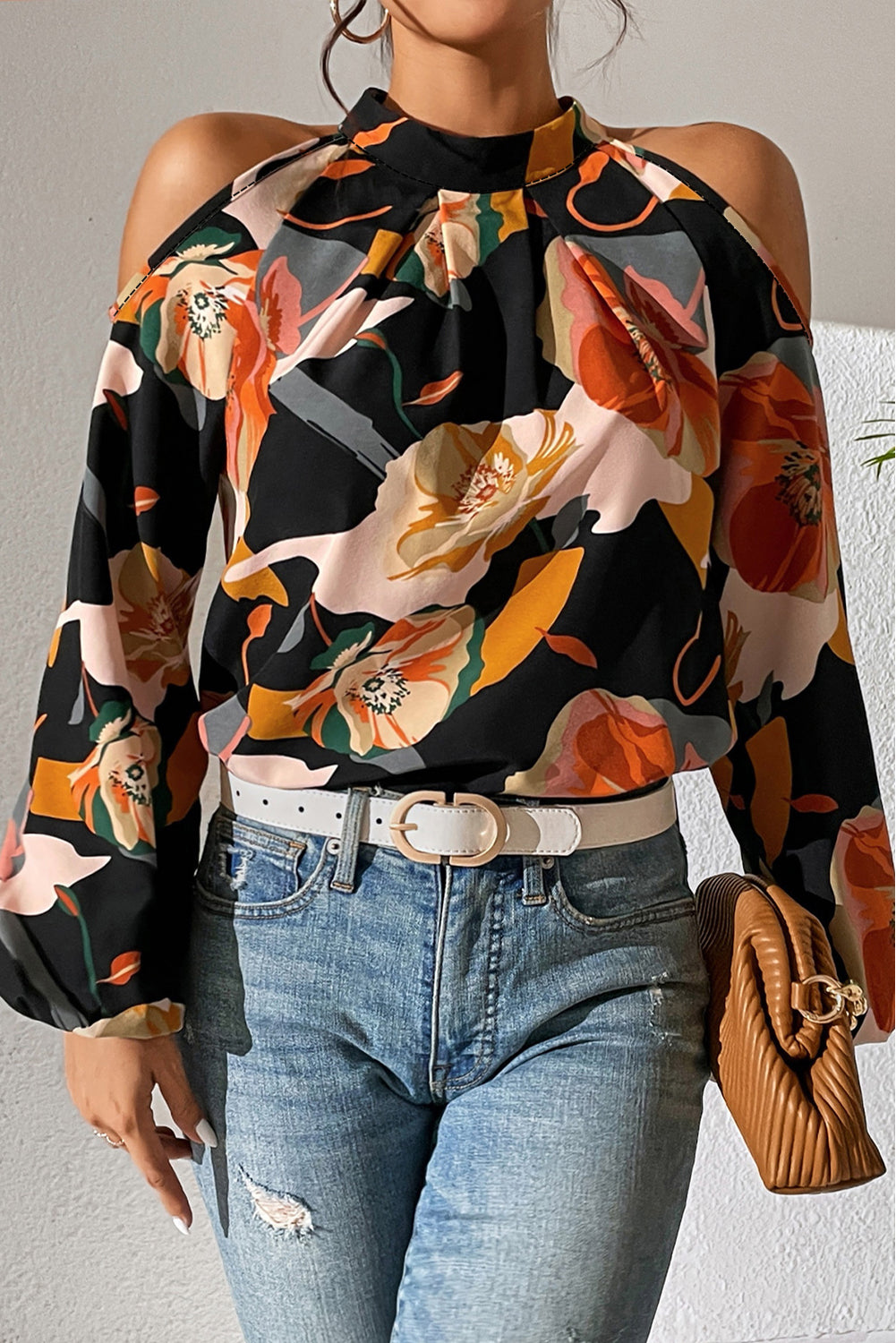 Črna bluza s cvetličnim vzorcem in hladnimi rokavi na ramenih