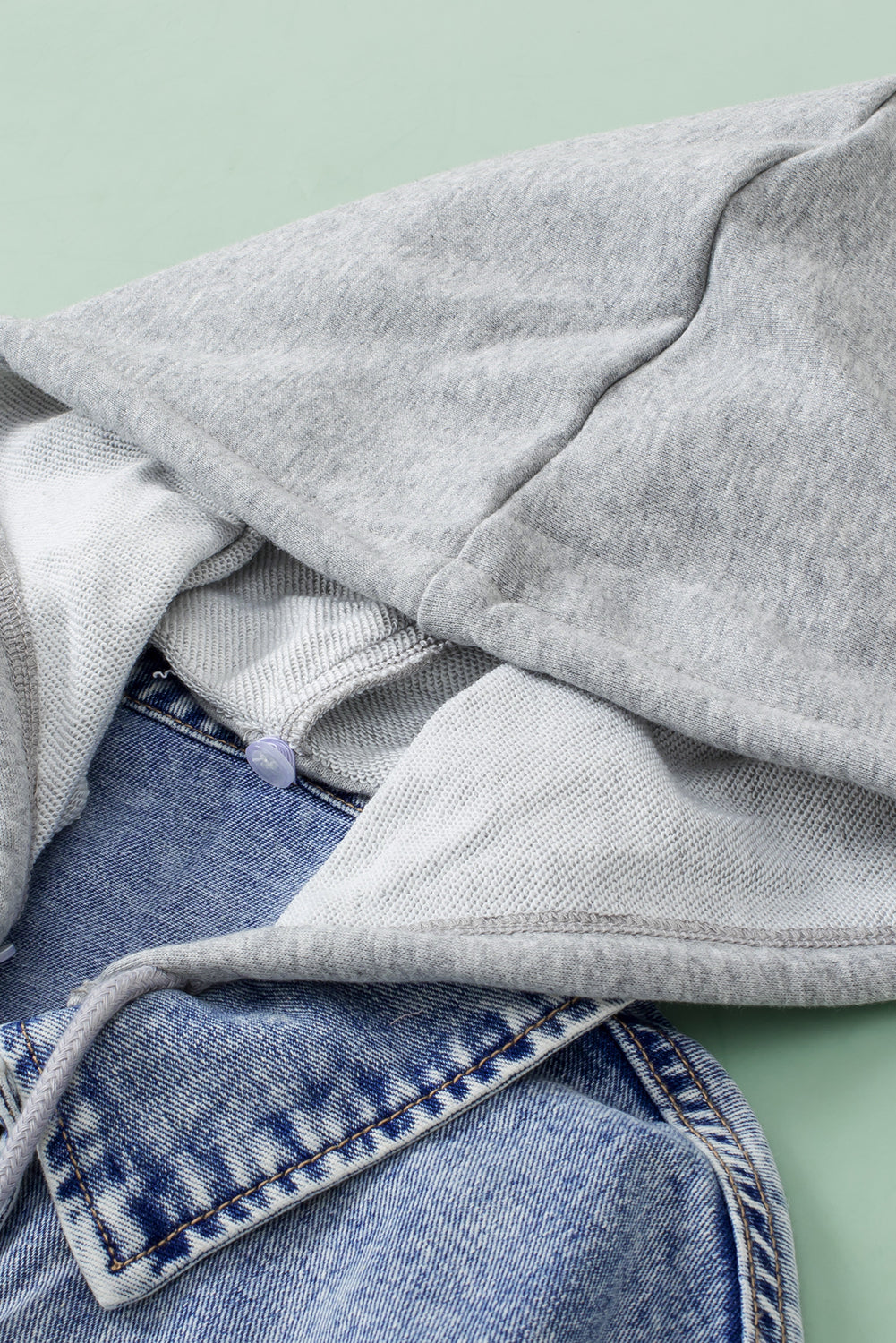 Veste en jean à capuche boutonnée avec poche à franges et strass bleu ciel