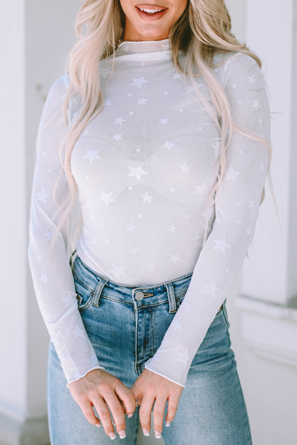 Prozorna mrežasta majica z dolgimi rokavi, okrašena z belo zvezdo