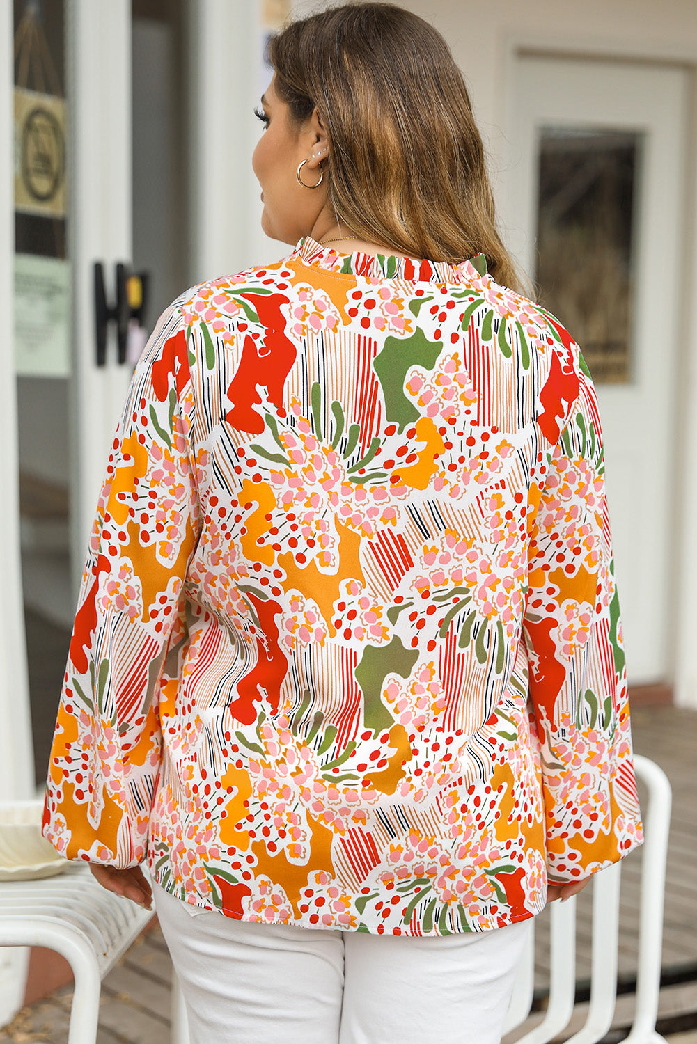 Oranžna bluza velike velikosti z v-izrezom in cvetličnim abstraktnim potiskom