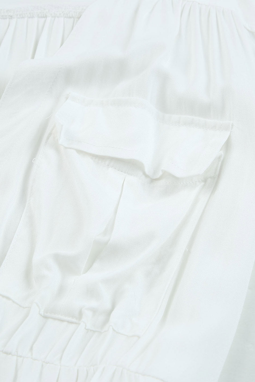 Prekrivač za plažu s bijelim preklopnim džepovima na prsima s remenom