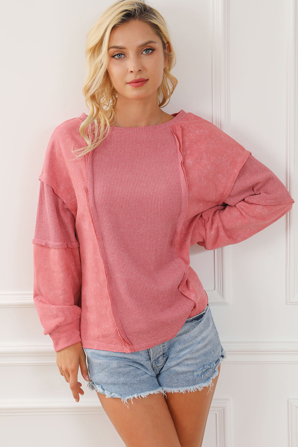 Sweat-shirt patchwork à délavage minéral rose et coutures apparentes