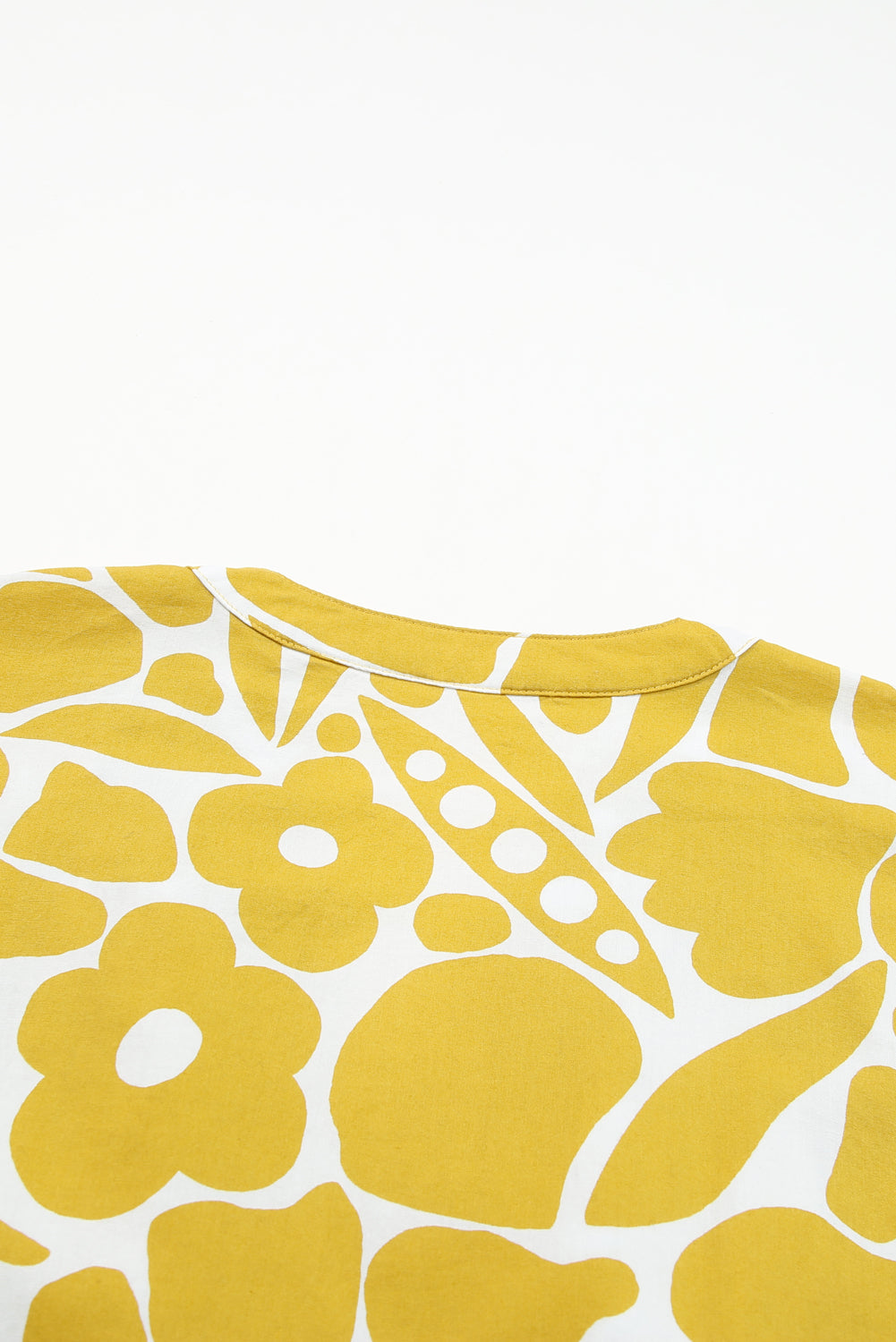 Ingwerfarbene, langärmlige Bluse mit geteiltem Ausschnitt und Blumenmuster