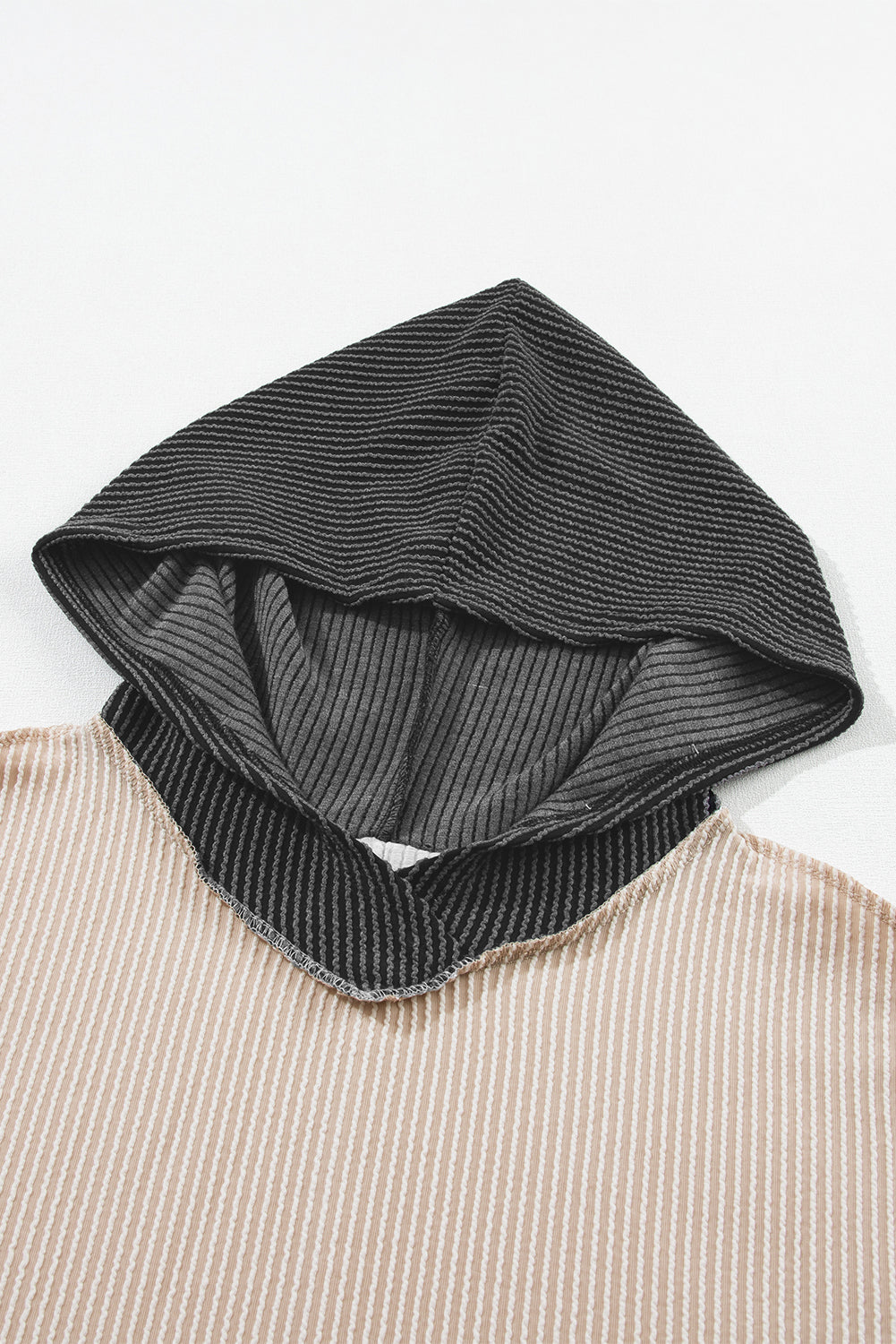 Pulover s kapuco z visoko nizko teksturo v dimno sivi barvi