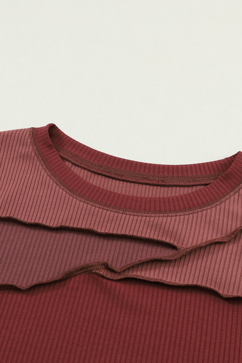 Haut en tricot côtelé à blocs de couleurs avec coutures exposées rouge vif